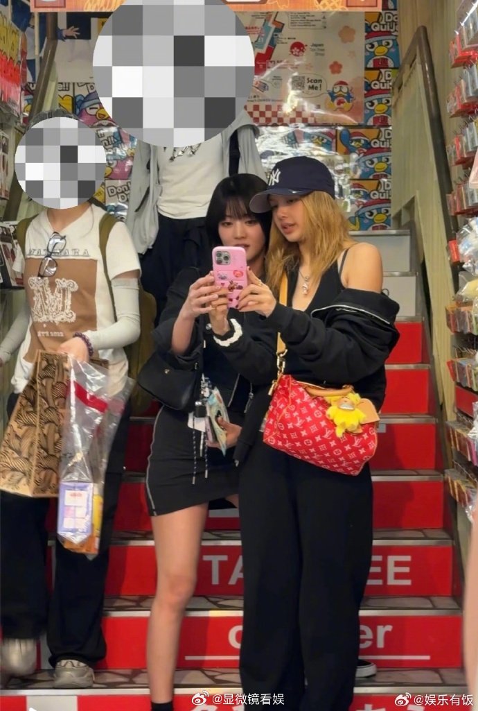 东京偶遇Lisa和米妮逛街Lisa知道裤子上的中文什么意思吗 有网友在东京偶遇 