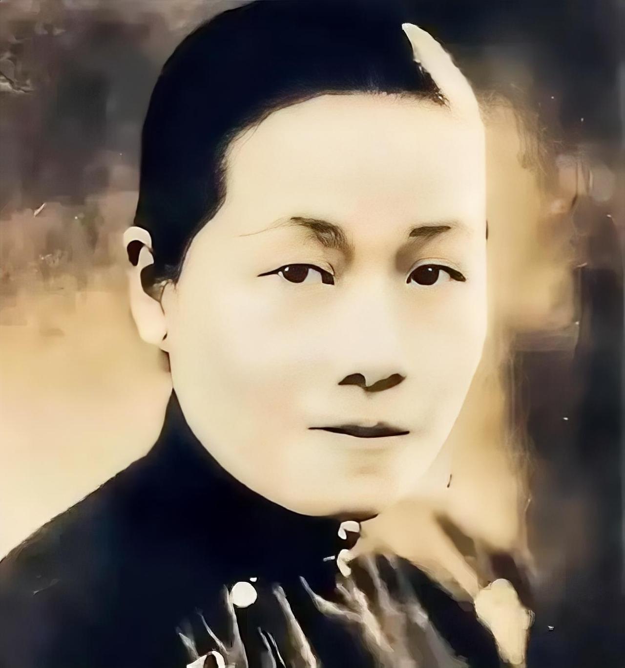 1933年的南京，蒋介石当众甩了宋子文一耳光。宋霭龄闻讯冷笑放话：子文若有个三长