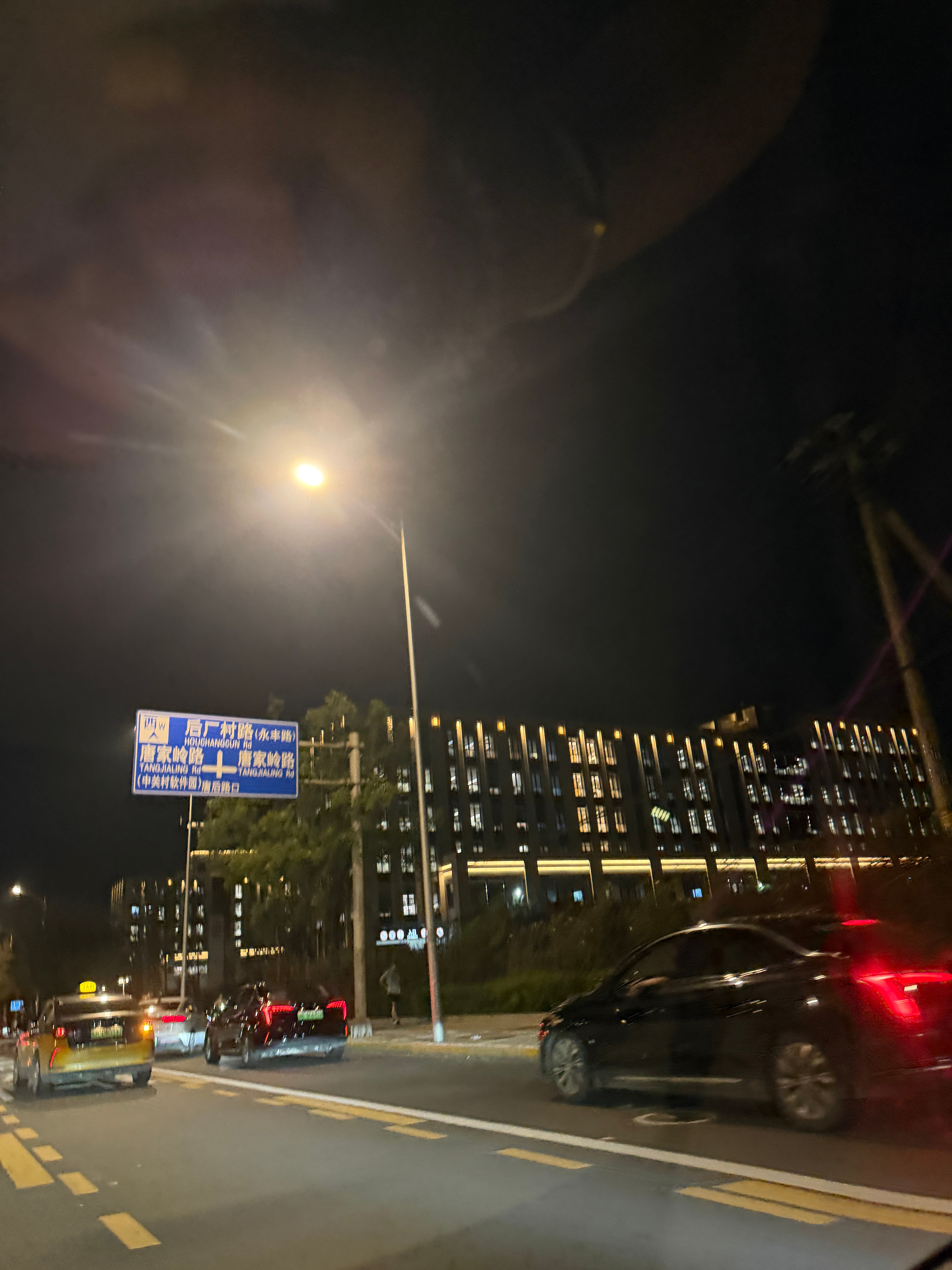来看看互联网路口的十点，跟在高峰期的十点一样堵，晚上也依旧灯火通明