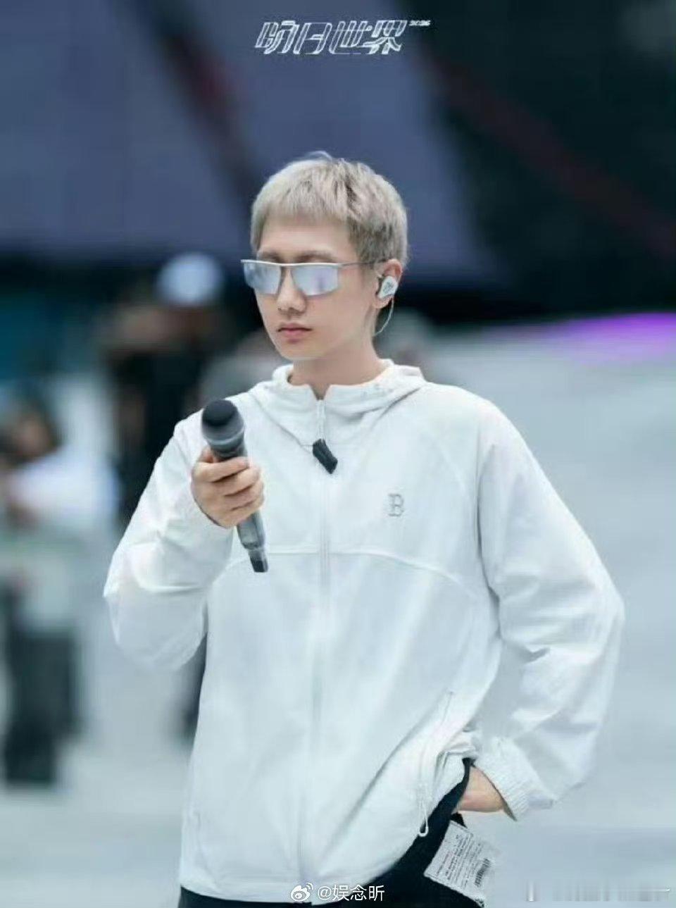 汪苏泷完全是小猪佩奇来的汪苏泷自带呆萌可爱气质，像极了小猪佩奇，看一眼就心情都好