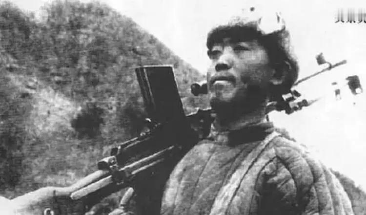 关崇贵，男，吉林省海龙县（今梅河口市）人。中国人民志愿军特等功臣、二级英雄
19