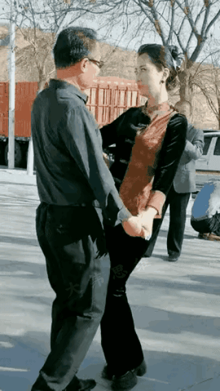 他俩合适吗？
大叔目光如炬、聚精会神，
大姨四顾闪躲、心慌意乱！