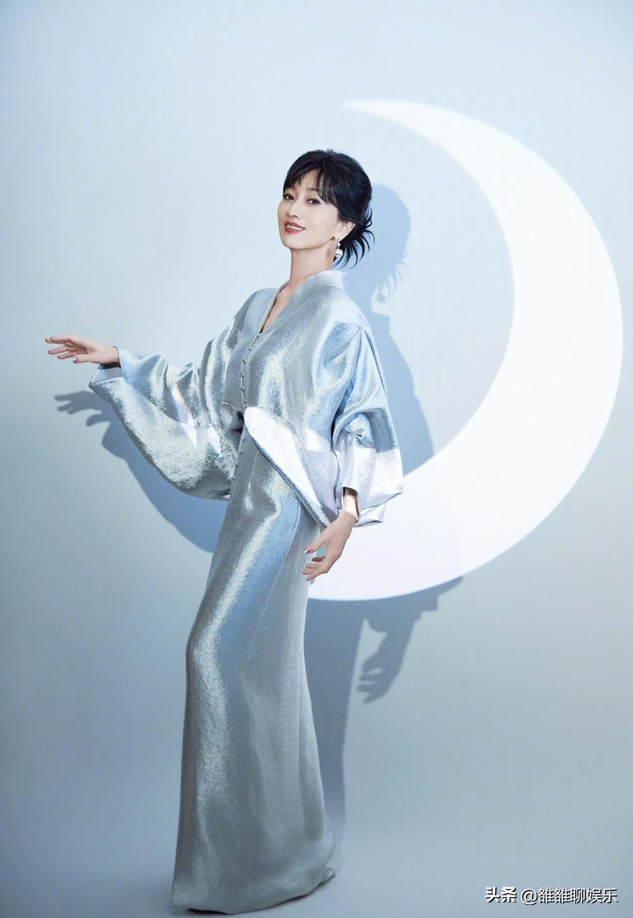 赵雅芝，深夜发文。

3月15日深夜，就在大家进入梦乡之时，赵雅芝还在熬夜中，她