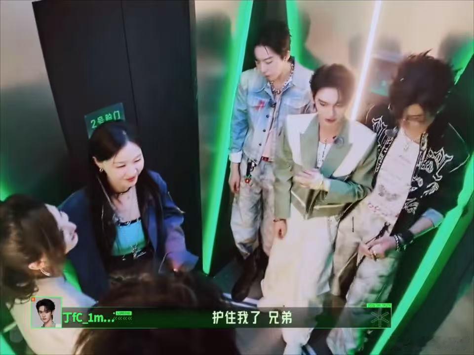 周柯宇在丁程鑫面前比时代少年团手势周柯宇对丁程鑫说我在护你开始推理吧 周柯宇比时