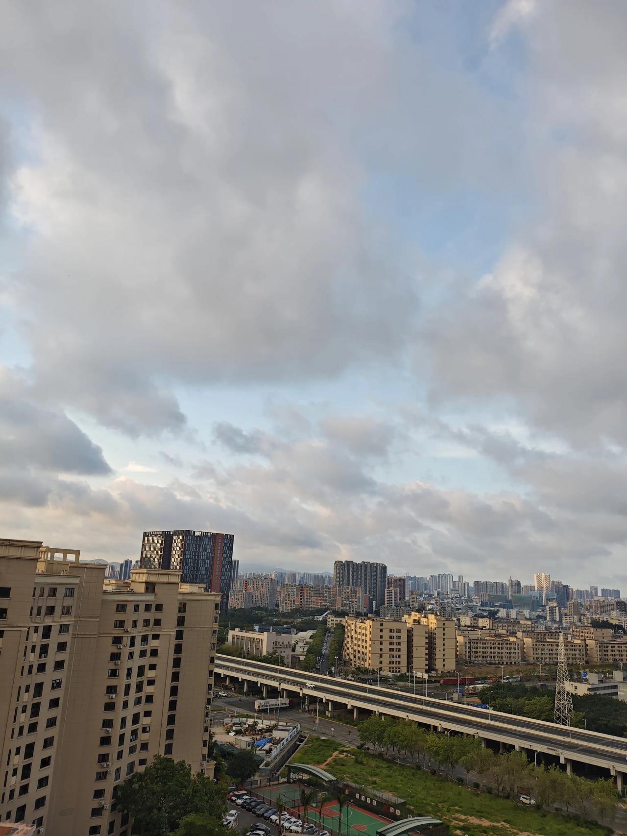 晒晒深圳的天空刚在阳台上拍到的深圳的天空，深圳今日晴天了，天空很美：[赞]