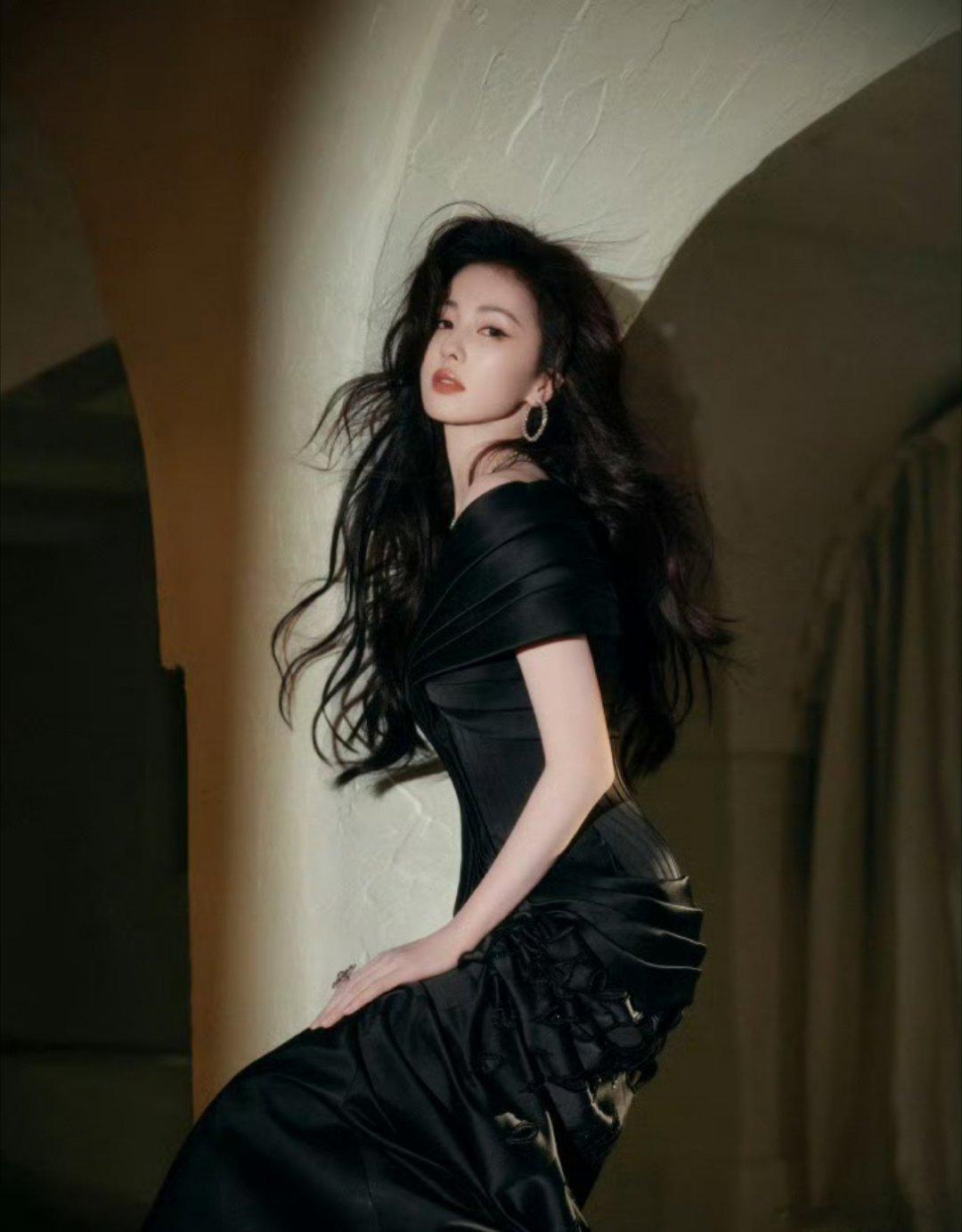 白鹿百指登顶 白鹿昨晚微博之夜后百指登顶[鼓掌]好牛！不愧是顶流女主，一起看《白