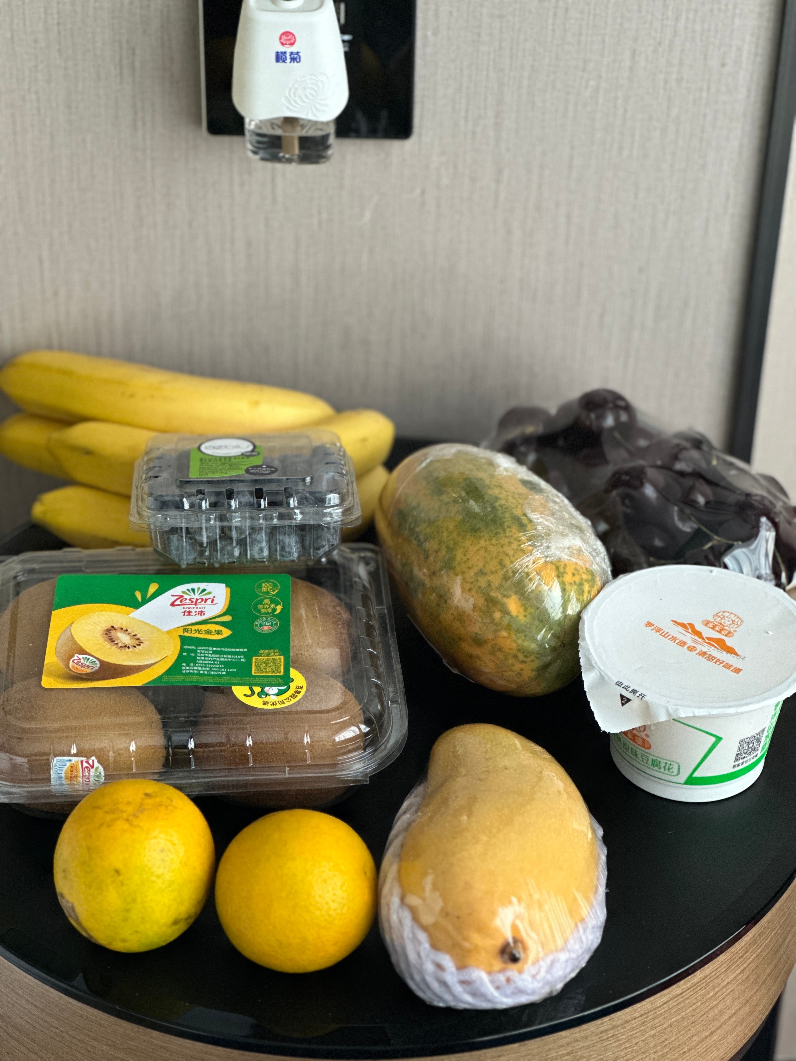 Leo的请饭还没有吃上，汤家少爷送到（他们自己家）酒店前台的水果我已经刚刚收到了