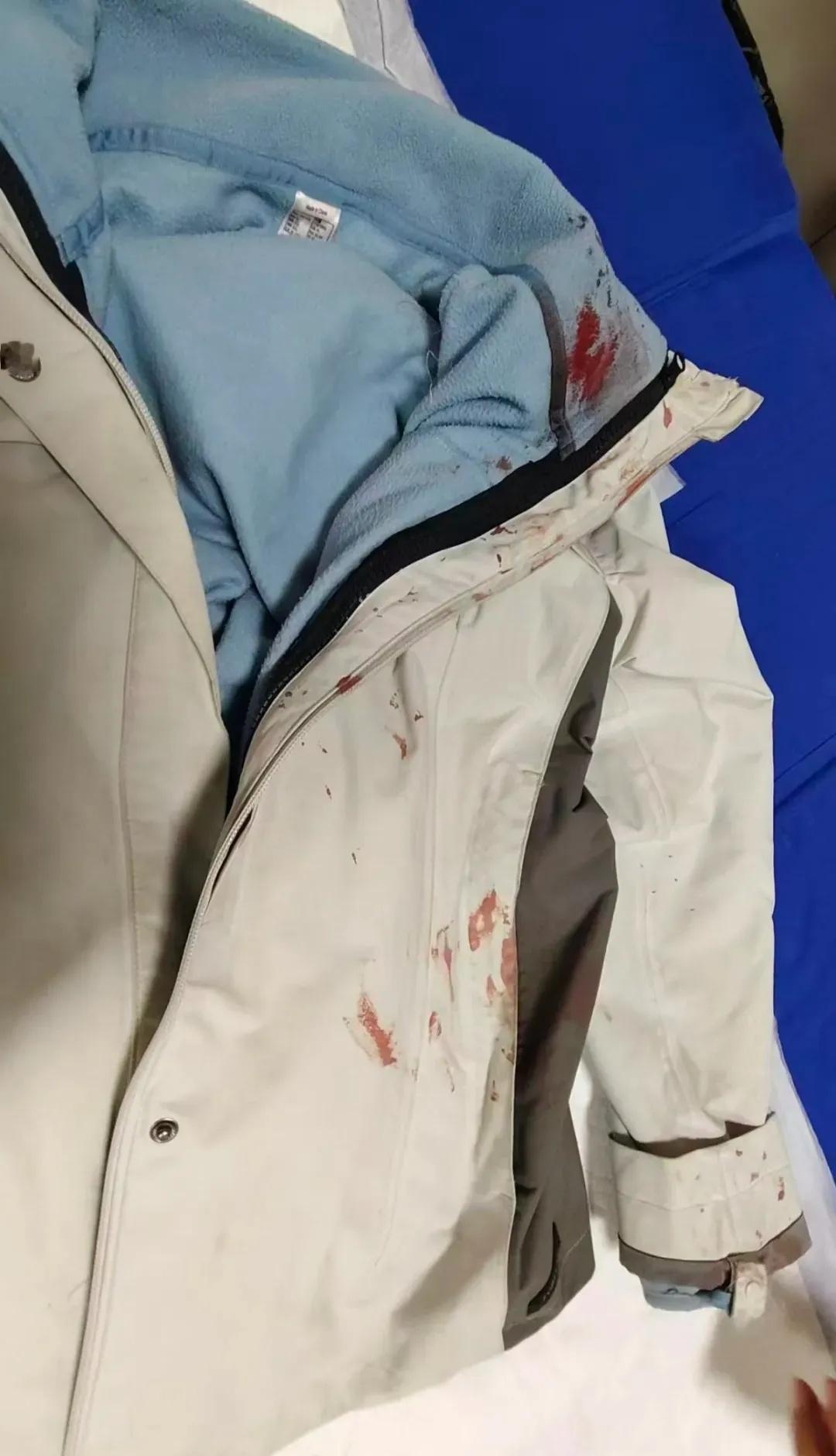 【豫来豫好 | 河南戒毒女警假期徒手夺刀被划伤，飞起一脚精准踢落男子凶器，送医后