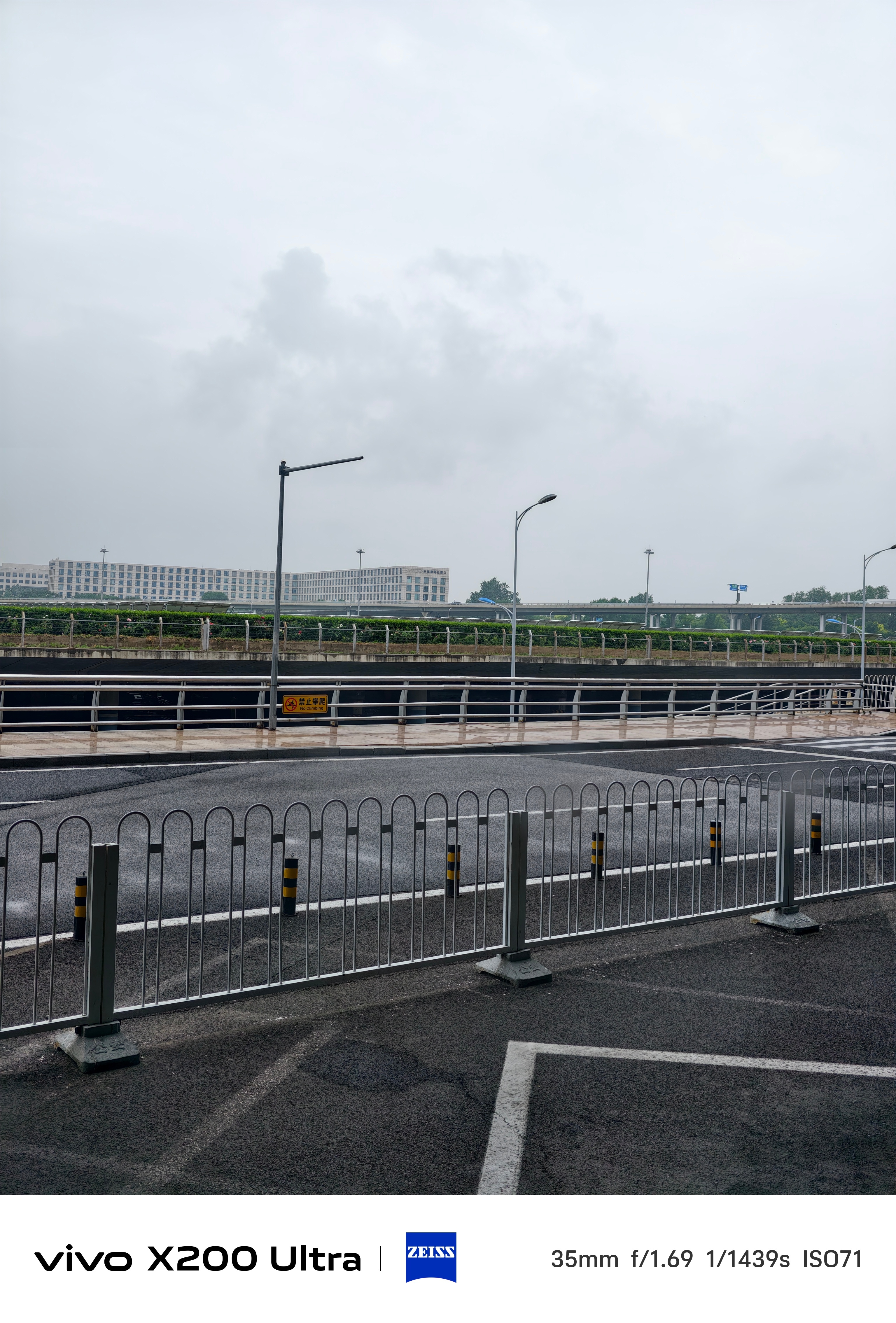 北京出门像被牛舔了一口刚落地北京机场，因为下雨延误了40分钟左右今天北京的天气确