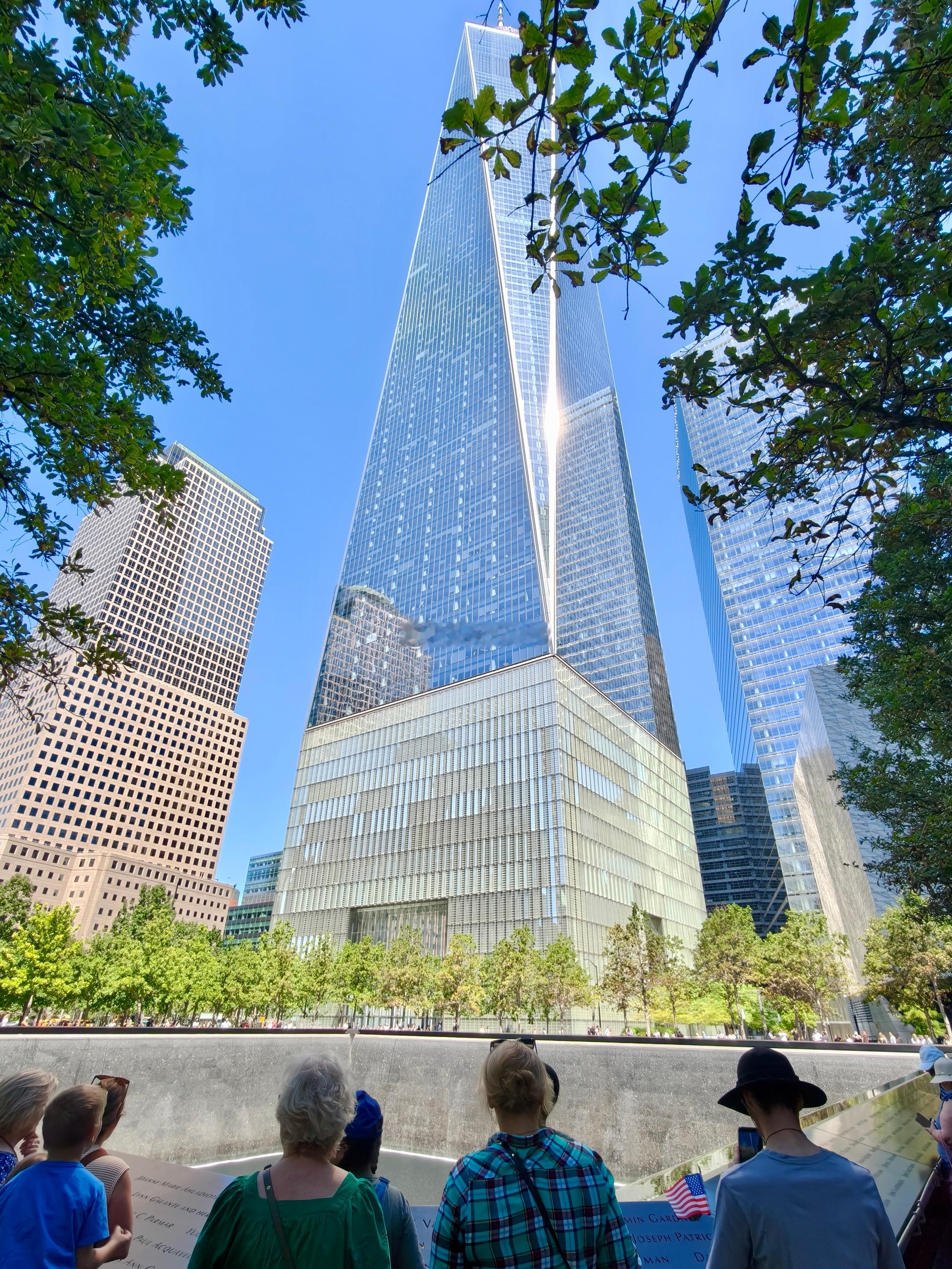 9.11的遗址旁建了新的世贸中心大楼，也建了纪念广场和博物馆。据说这个设计方案原