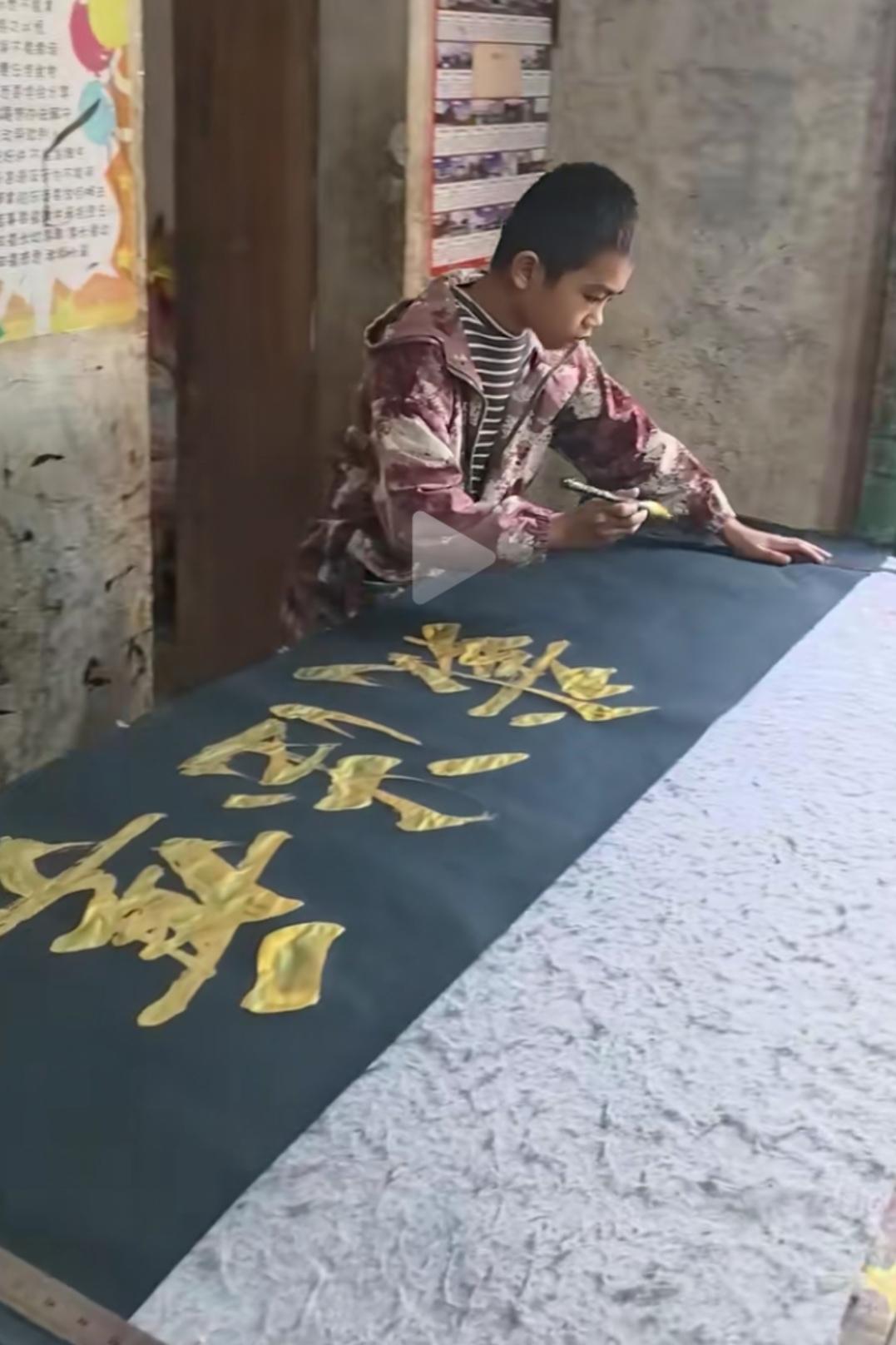 李明同学的书法让书法界的大师受到了刺激，给下了各种定义，满纸邪气，江湖体，伤害巨