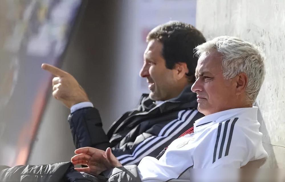 穆里尼奥又来这一套，当年就靠着这招，把罗马青训卖出了一个多亿，给财政平了账。
