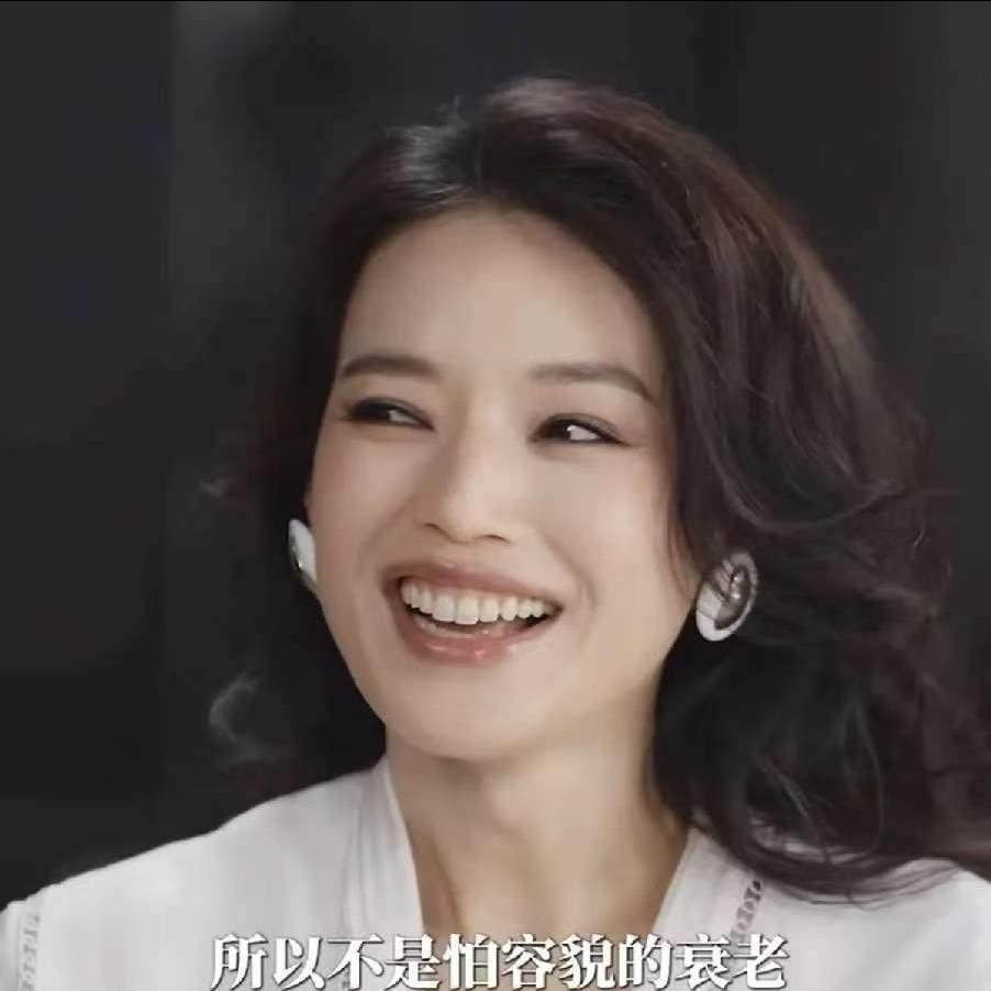 全网被49岁舒淇戳心！一段采访道出中年人的真实心声。

采访中，舒淇自曝不觉得自