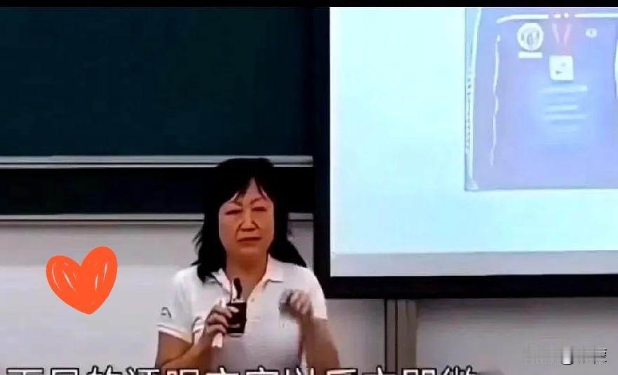 孙颖莎的大学老师，在全班同学面前讲了件事。
 
他说，咱们这个冠军班，每次我布置