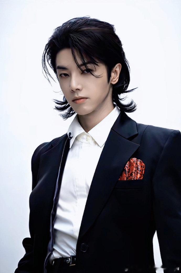 华晨宇西装白花婚礼造型声鸣远扬总决赛 救命！华晨宇这身造型也太好看了吧，清冷矜贵