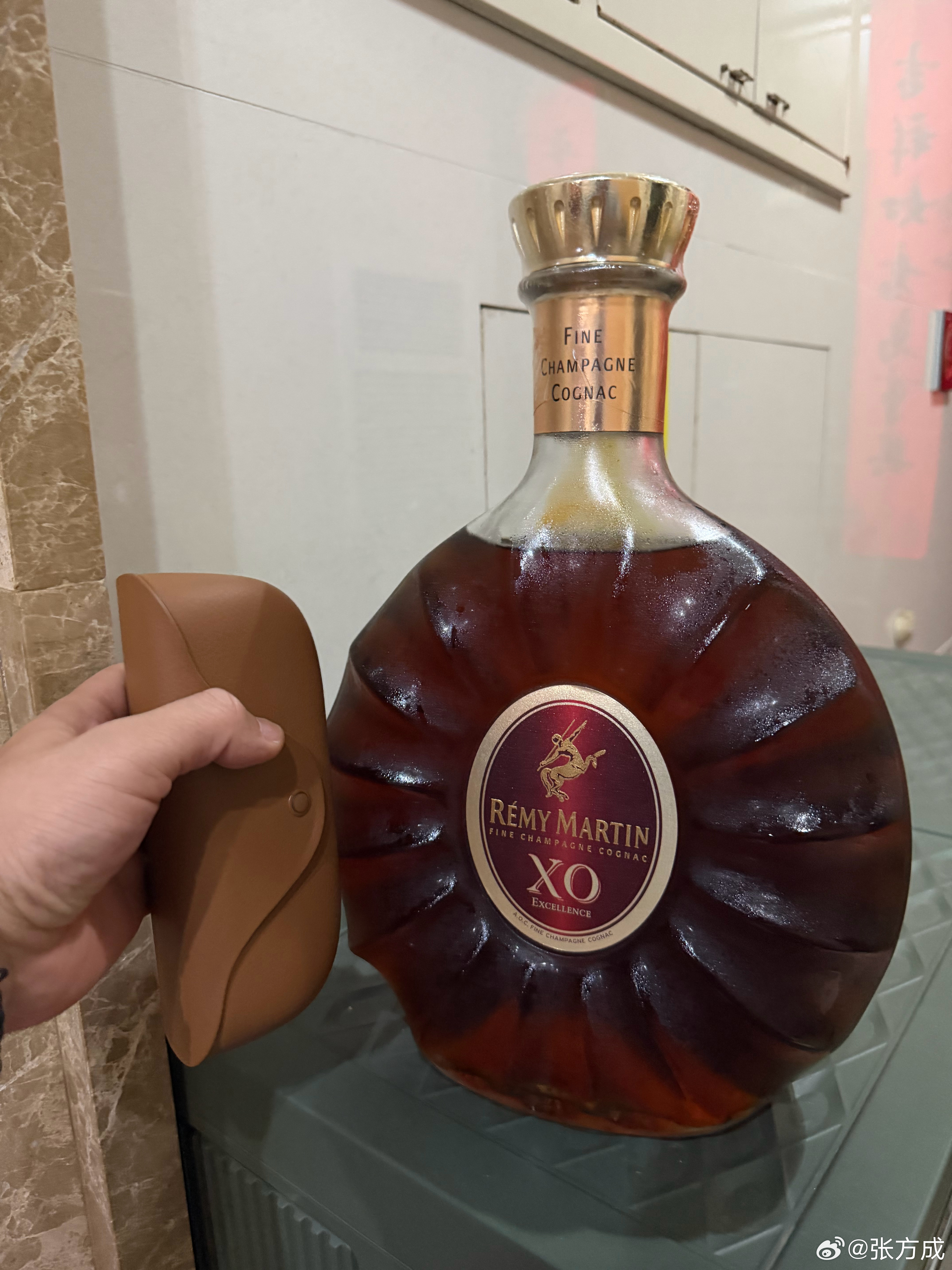 一会去见15年没见的同学拿了一瓶家里放了10年的酒这大瓶子太沉啦 天津