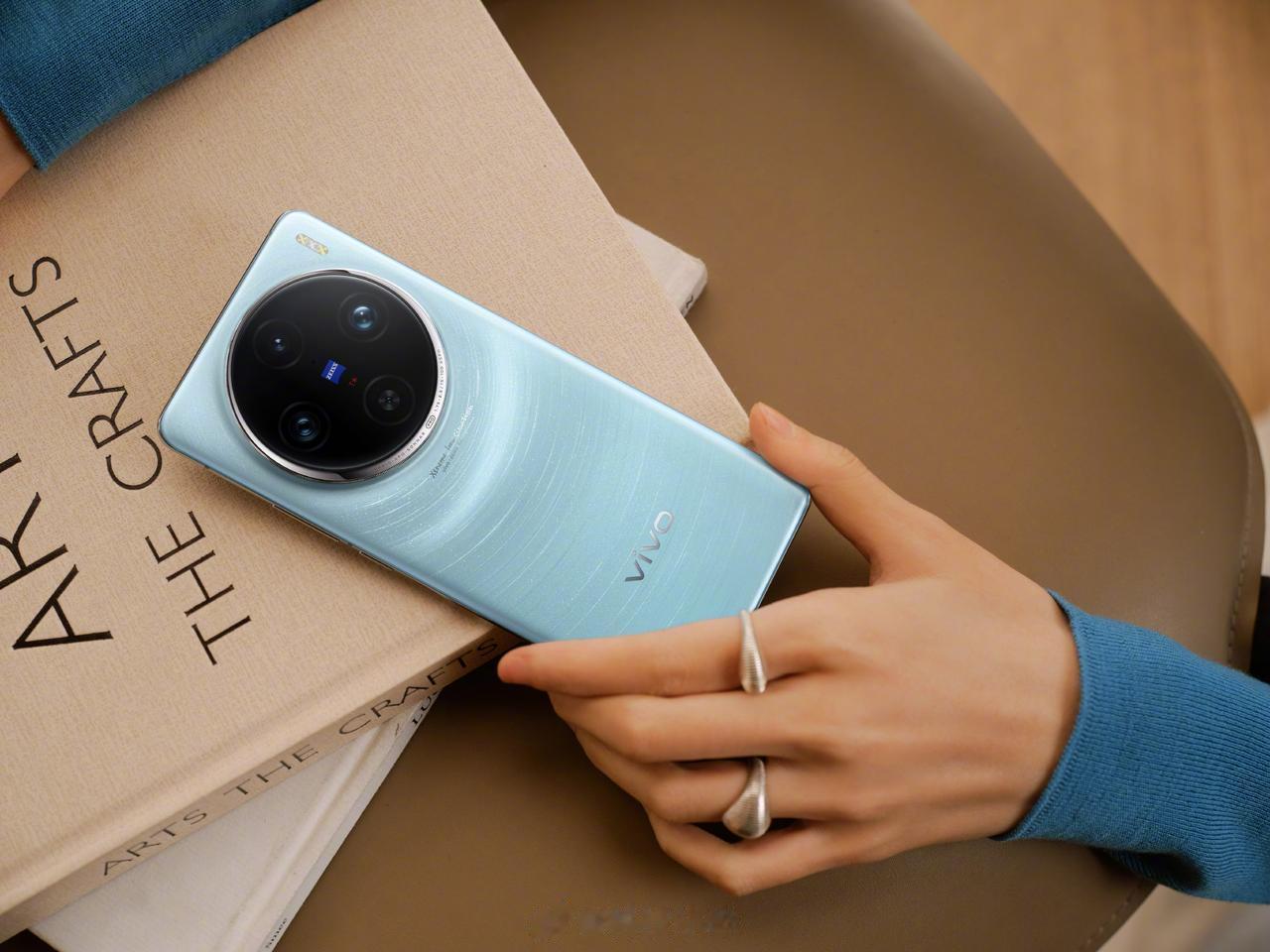 vivo X100 系列放出了更多外观照。

背部相机 DECO 部分，两层圆形