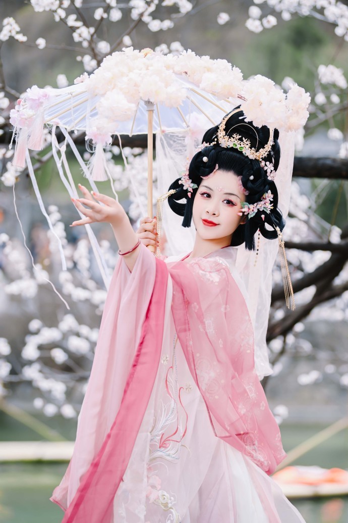 #春天限量版的绝美配色# 花朝有约聚云台，年年岁岁不相负。#云台山汉服花朝节# 