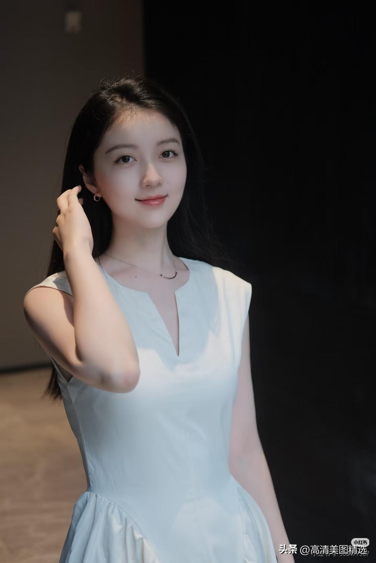 温柔甜美的白裙少女，轻轻抚摸耳畔，散发着优雅的气息。