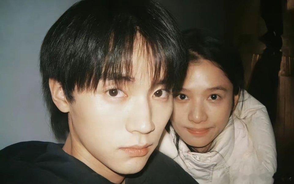 是沉默忧郁又要海浪翻卷的青羽是生日时站在身后偷偷说一句生日快乐 是杀青的第一刻抱