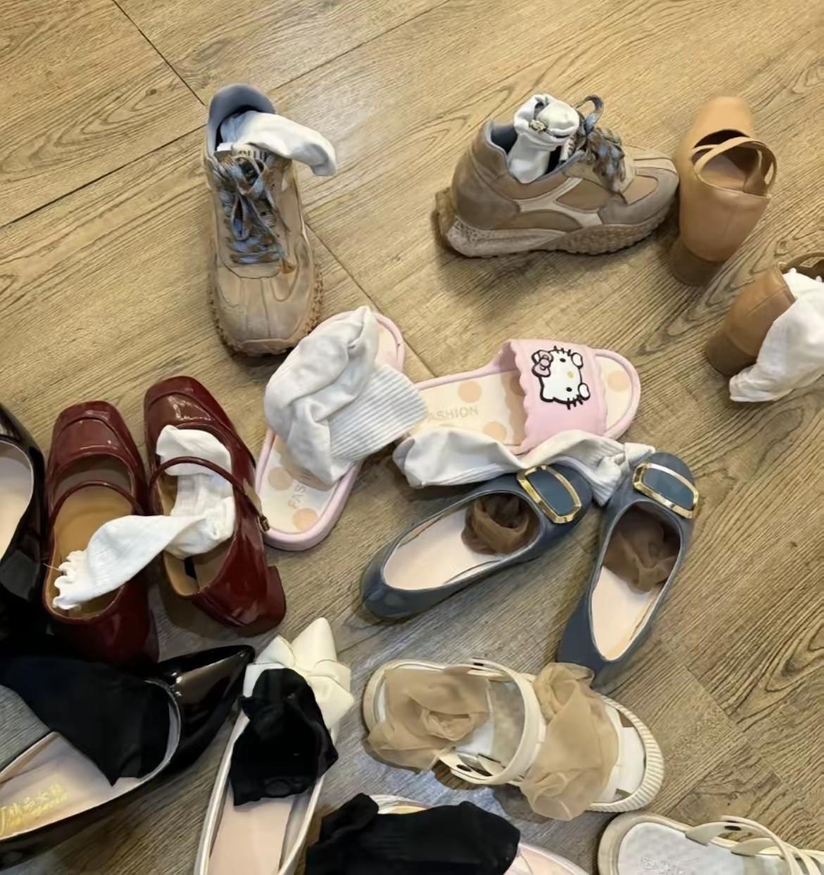 瑜伽室门口能不能不要这么乱？我的女同事们，你们一个个平时光鲜亮丽，怎么这么不爱干