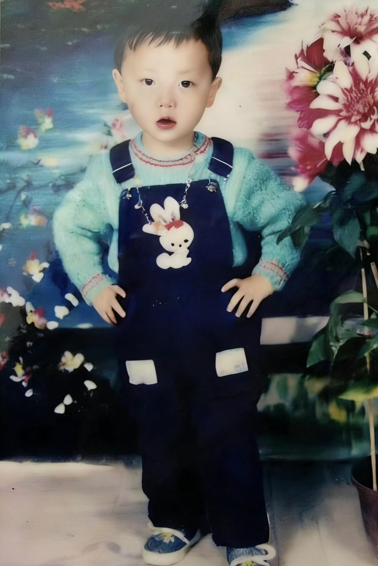 袁奕佳，男，方脸型，大眼睛，双眼皮，耳垂大，皮肤比较白，右手是断掌。1个头璇，右