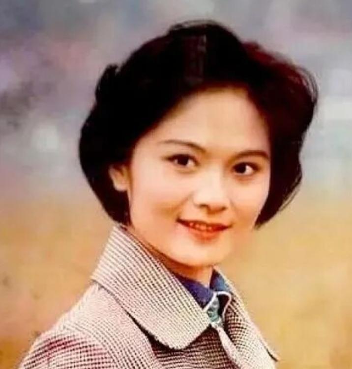 翻老画报，看到韩月乔，就是演《孔雀公主》的那位。
真别说，当年的“微笑公主”这