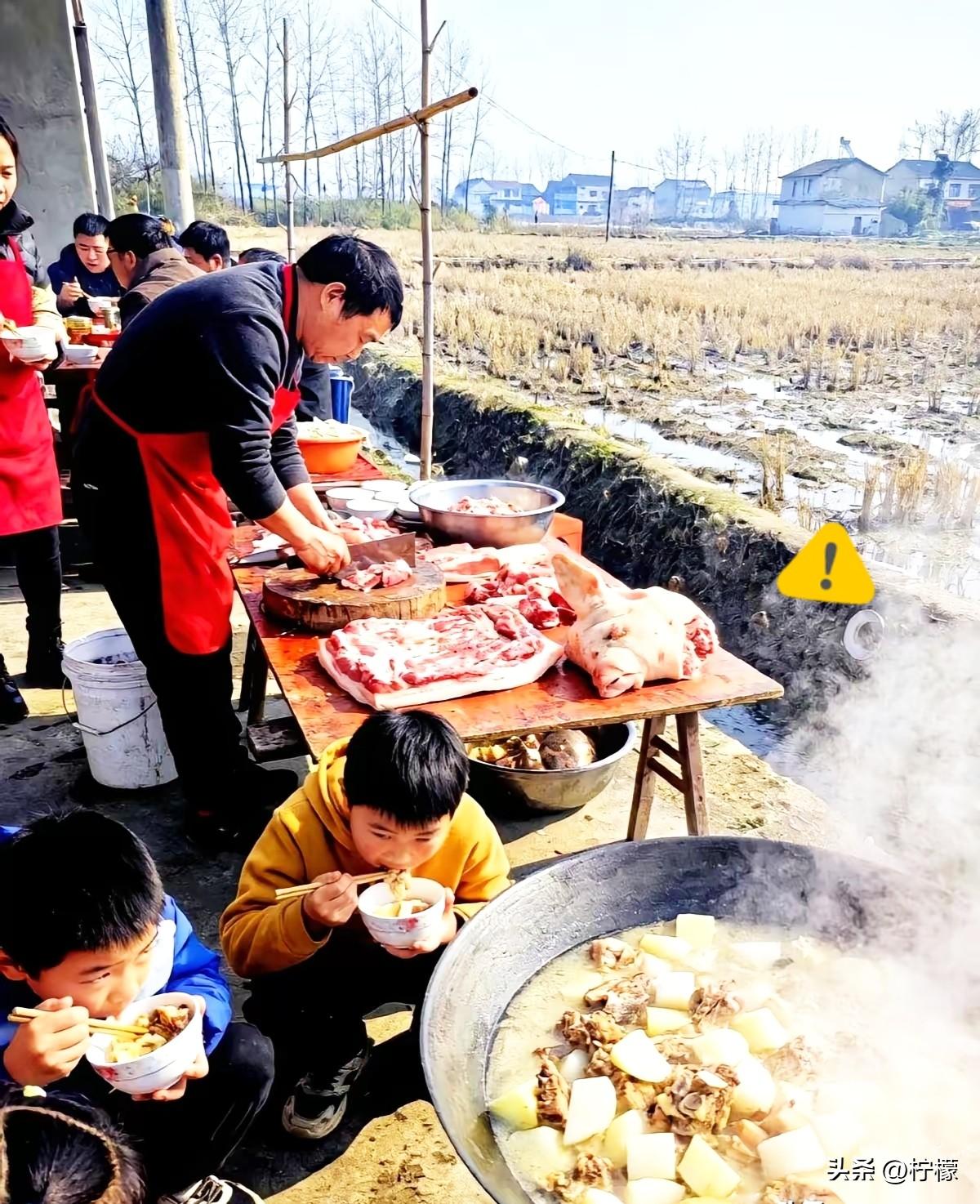 重庆那场杀猪宴，
算是把今年春晚的脸打肿了。
一边是花了几个亿、彩排了上百
遍的