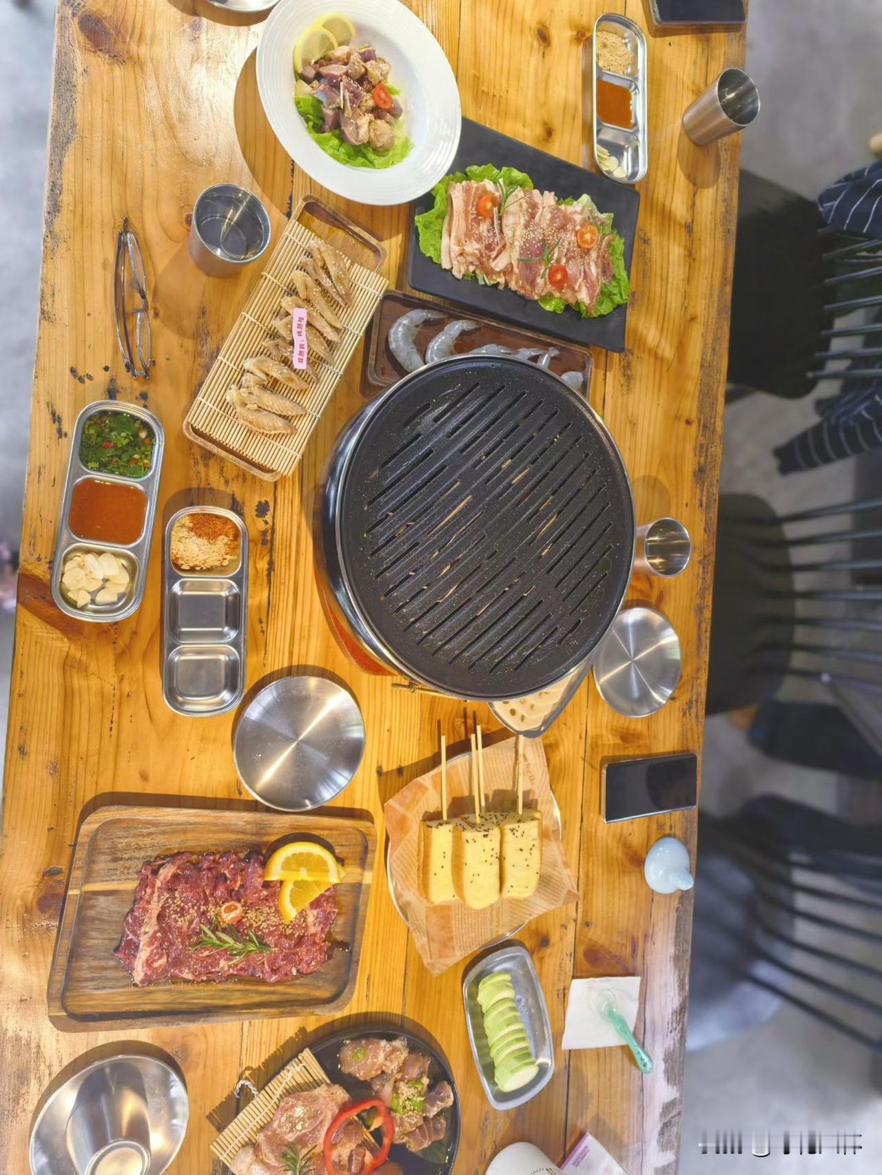 要说我跟王花花、王叉叉这俩辣妹子，那家网红小火锅就是我们据点。她俩啥口味？嗜辣如