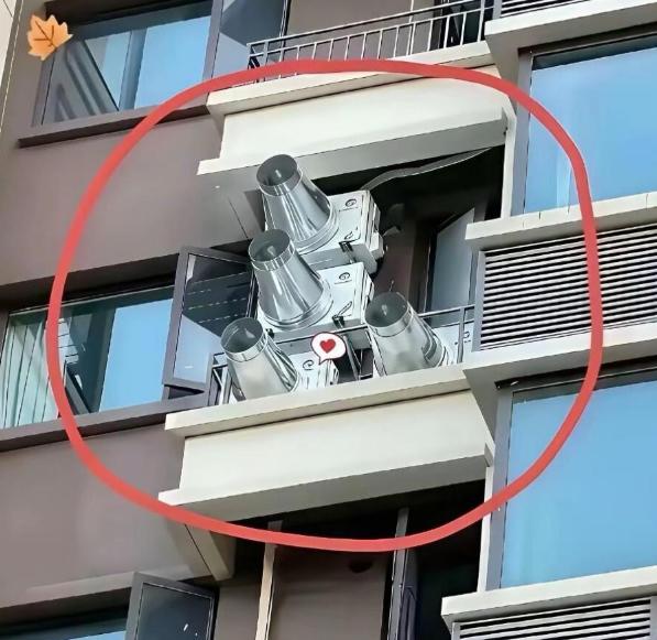 安徽大哥出差回家开窗直接懵了！对面外墙凭空冒四根胳膊粗大管子直怼自家窗户！这是啥
