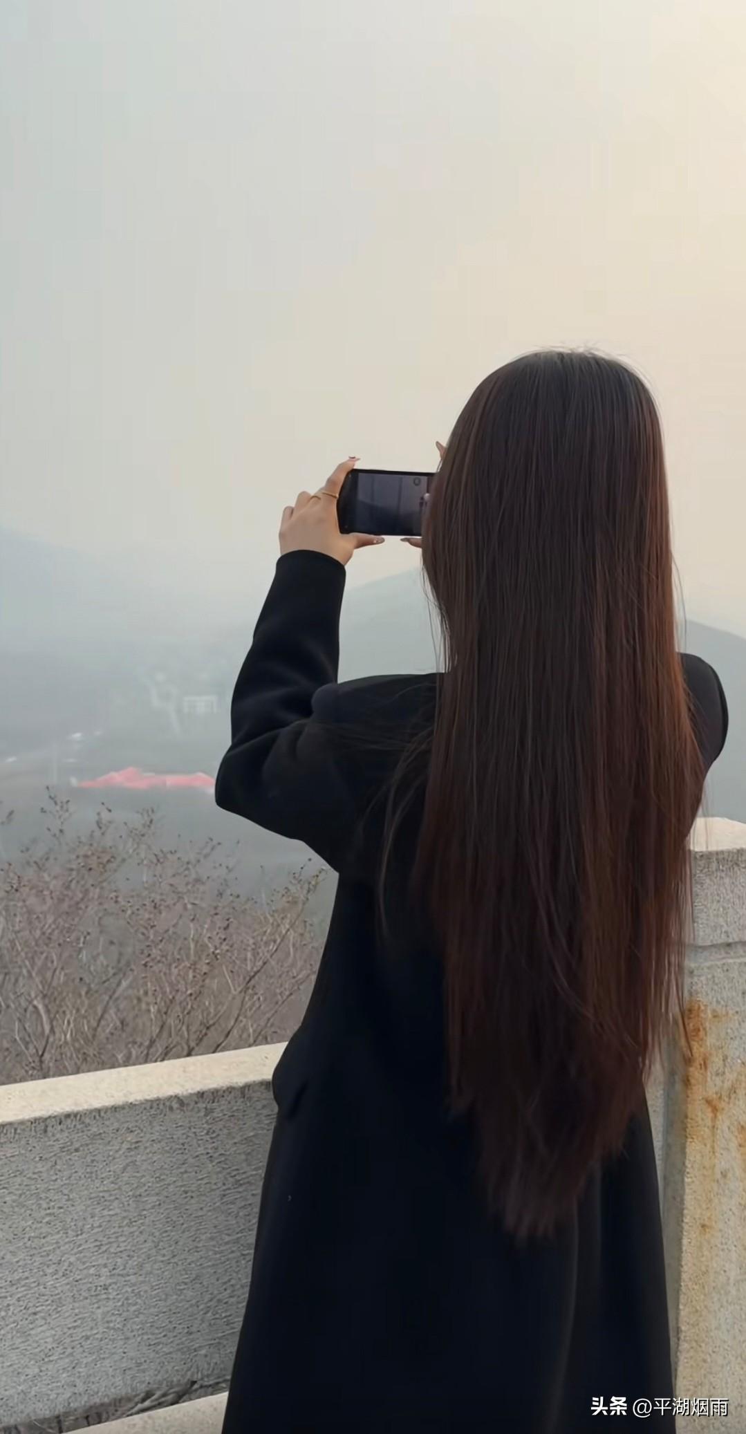 烟村南北黄鹂语，麦垅高低紫燕飞。