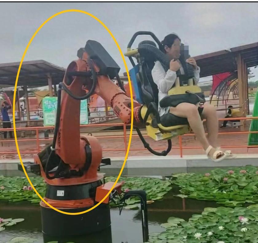 工业设备进景区，这是在玩游戏还是玩命？
 
最近不少游乐场“创意百出”，最近那种