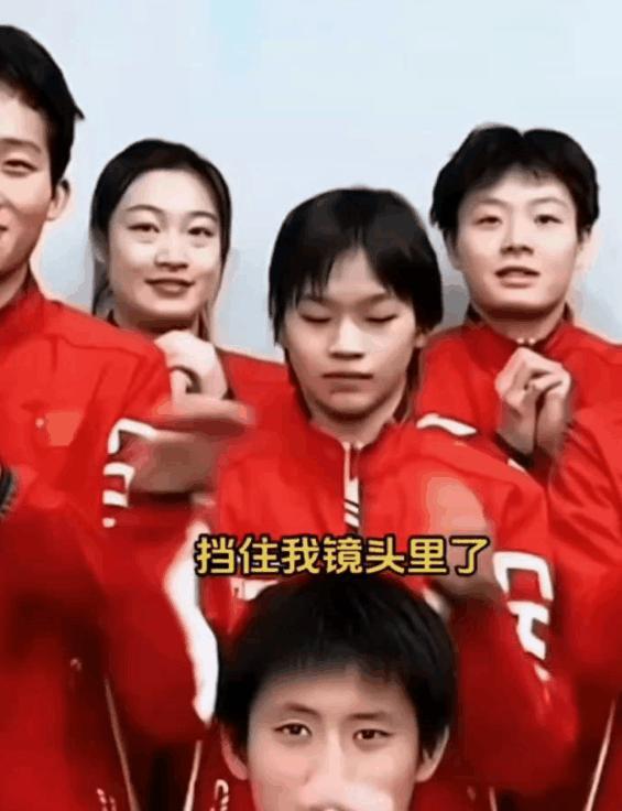 全红婵这操作，真是让人目瞪口呆，一巴掌拍头，摄影师抢镜，愣是让乐天派强忍笑意，这