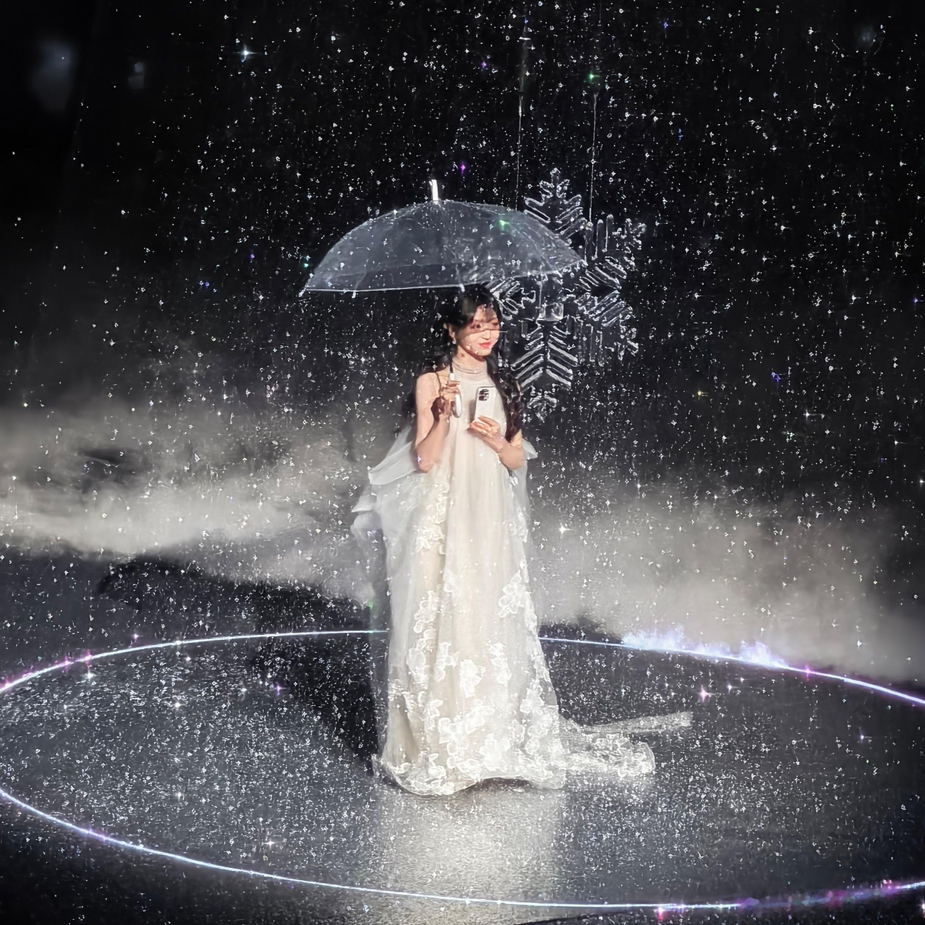 田曦薇开屏田曦薇来vivo S50现场啦，美 武汉·湖北省奥林匹克体育中心体育馆