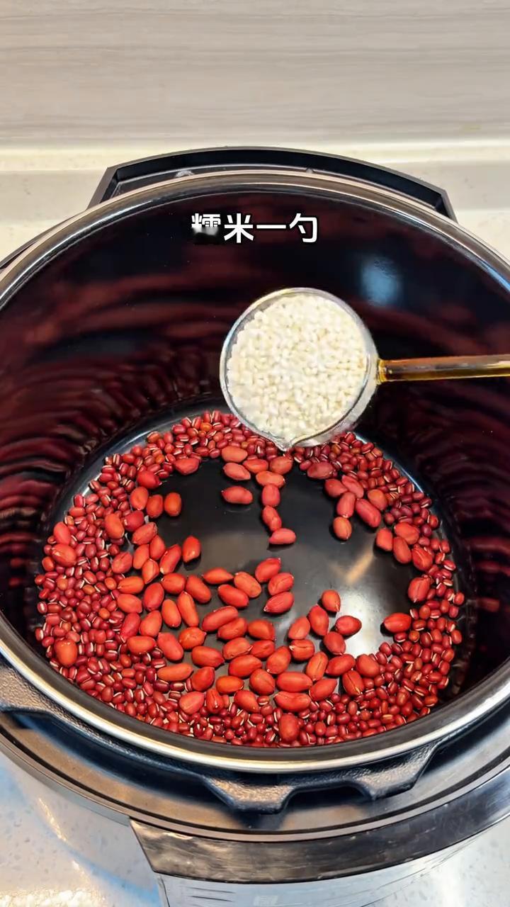 五红粥。
一扫一地头发还熬夜的姐妹可以多给自己煮这碗粥，喝出好气色。
·红豆一勺