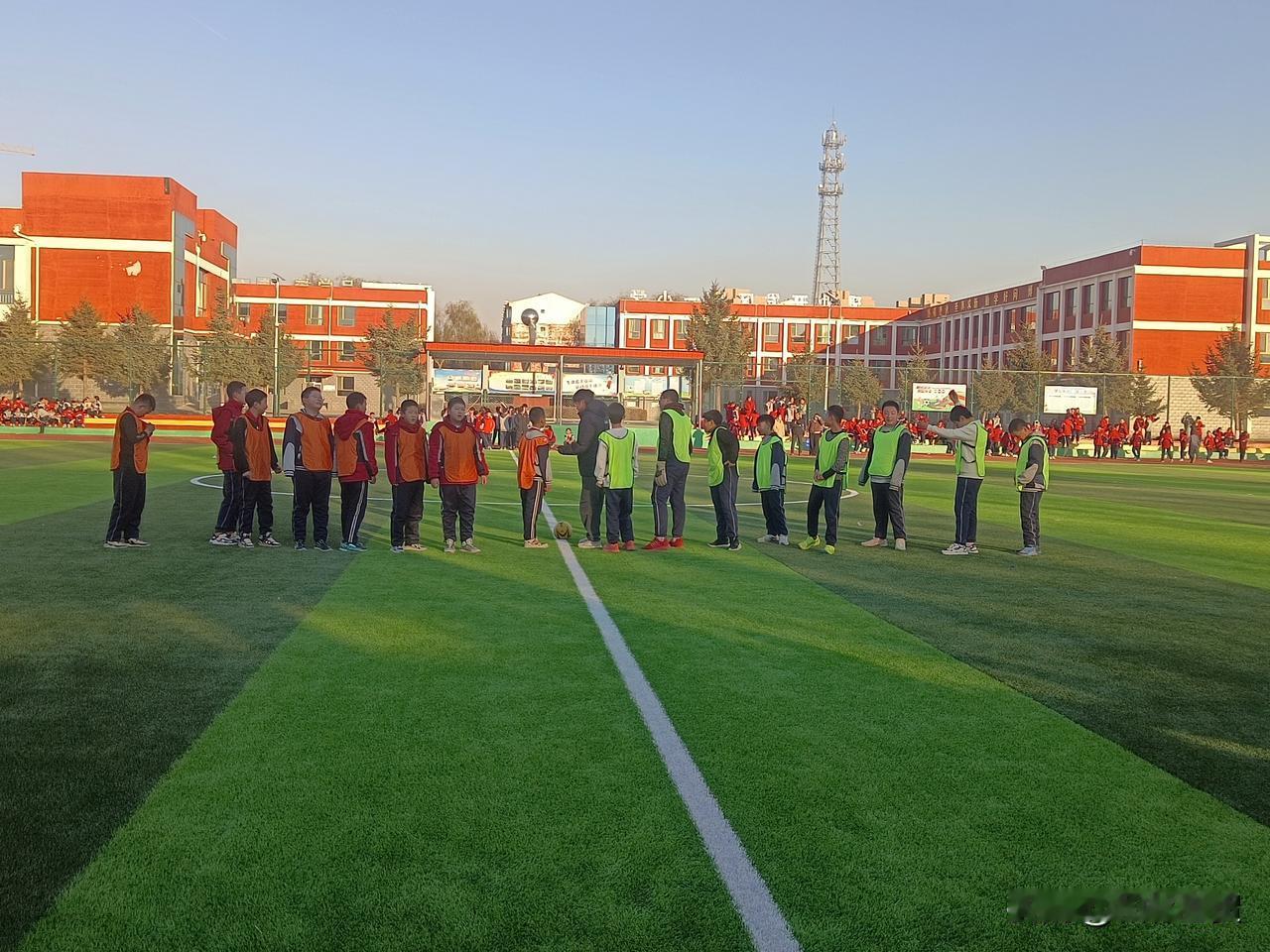 隆冬时节，在和林格尔县乳业开发区第一小学，《校长杯》校园足球联赛已拉开帷幕！
