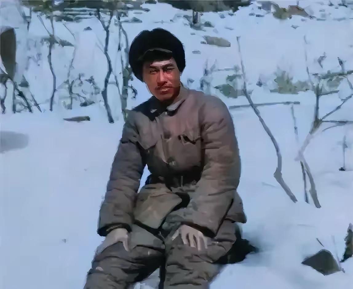 1950年，剿匪途中，一名解放军战士不幸被俘，土匪头子见他年轻，想收编他，他宁死