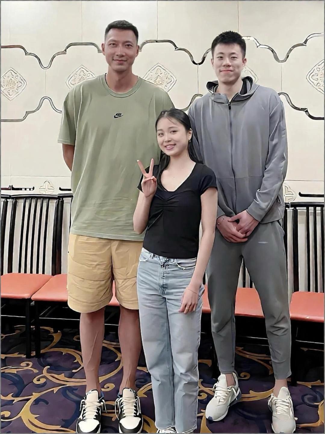 花样滑冰运动员朱易与篮球运动员易建联、张镇麟一起合影
左侧是中国男篮传奇球星易建