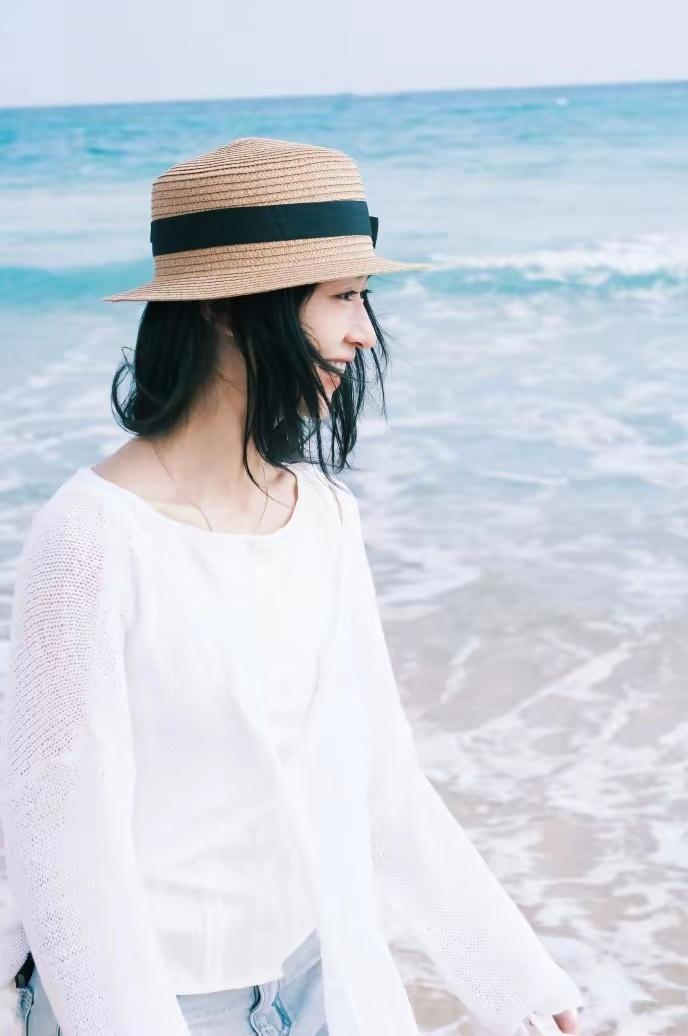 吴谨言近日在社交平台分享了一组海边写真，镜头下的她身姿灵动、气质温柔，更添迷人风