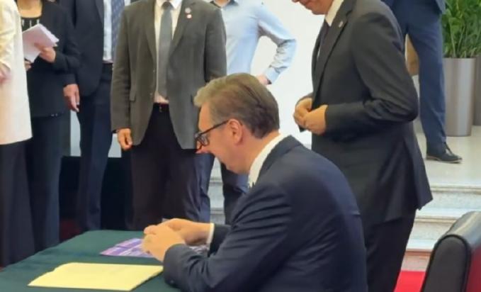 武契奇访华动容坦言遗憾，温柔表态背后，是小国最清醒的博弈智慧
 
2026年5月