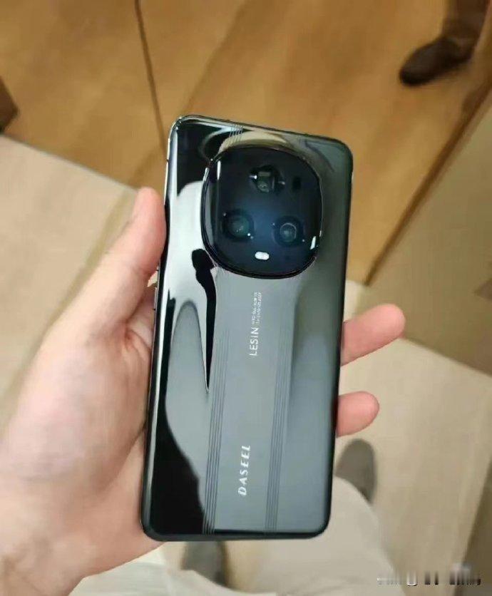 这难道就是荣耀Magic6 RSR 真机了吗？
这风格是不是有点太像了，除了镜头