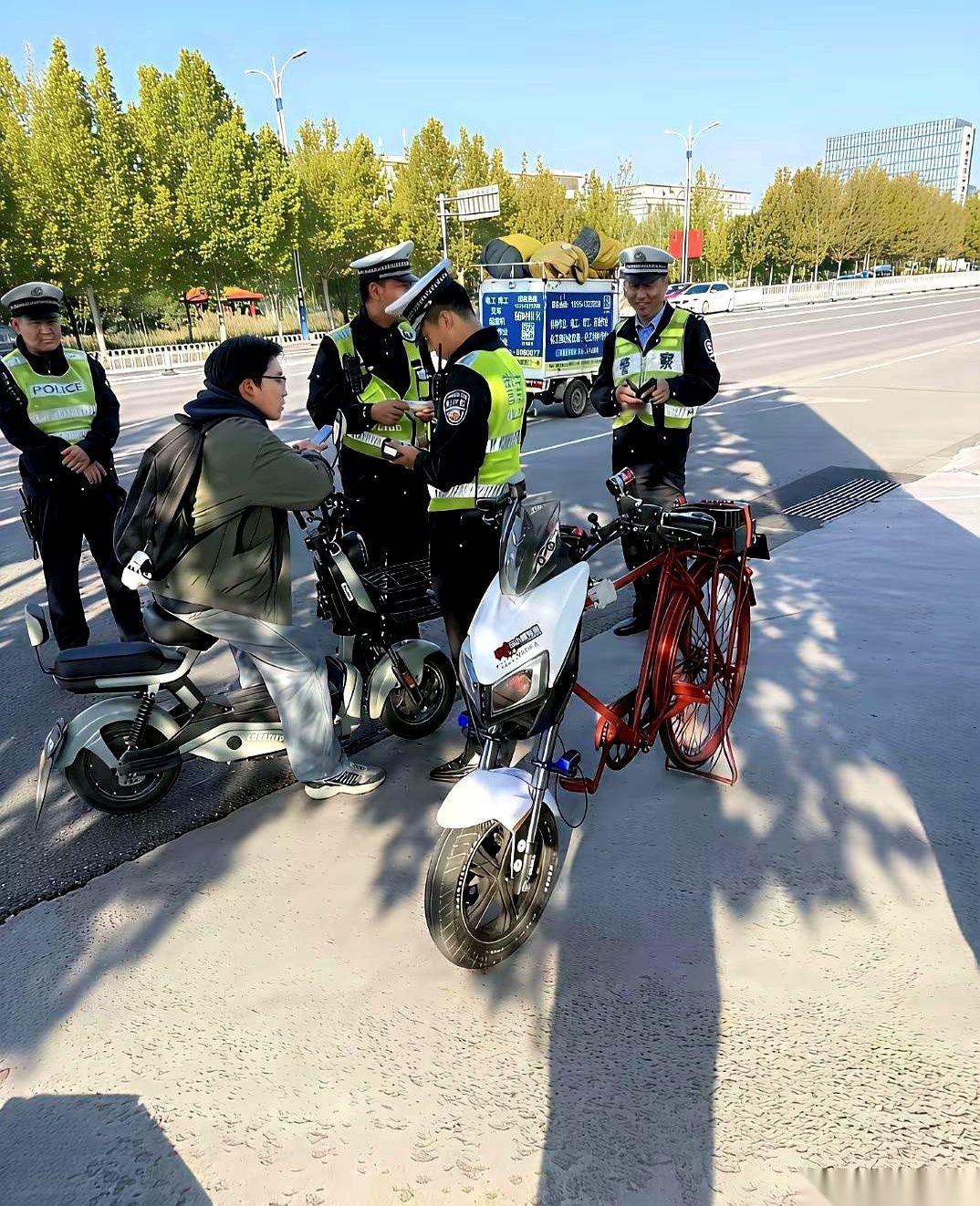 “哥们，你这车，前驱还是后驱？”
交警的手指头，就那么点在我的自行车横梁上，很用