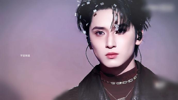 严浩翔daddy熟男，严浩翔ending权威，就这个西装一穿眼睛一戴，daddy