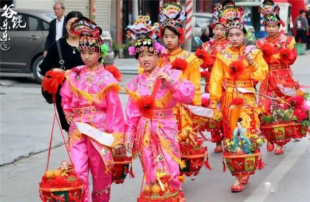 潮汕那边为什么有这么多
小孩子在街上跳舞？
其实这样挺好的，
既有文化传承，
也