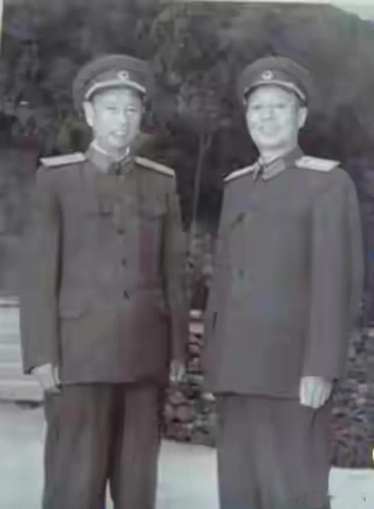 1957年，李志民上将（右）与战友王藴瑞少将（左）的合影。其中，李志民上将在漫长