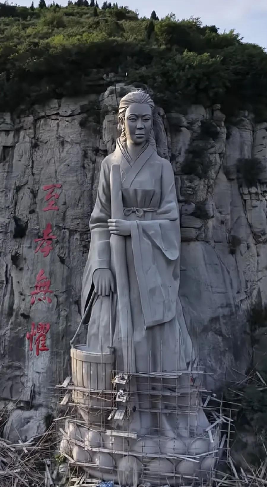 博山的山崖上雕凿出了一尊颜文姜石像。你来看看怎么样？这是在哪儿啊？