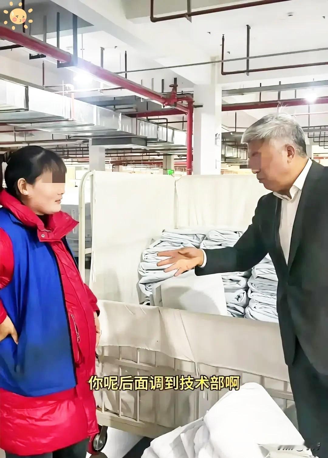 安徽宣城一名怀孕挺着大肚子的
女员工正在搬东西
这一幕正好被前来巡视的老板看见