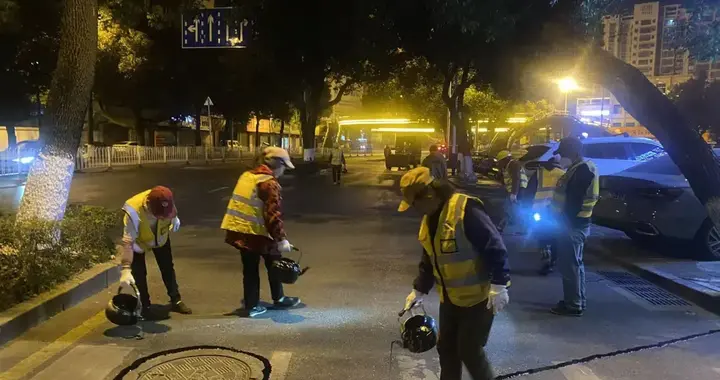 深夜守护道路安全 益阳市政夜间灌缝作业暖人心