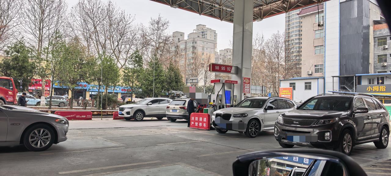 春江水暖鸭先知，加油站已经开始排队了。。。