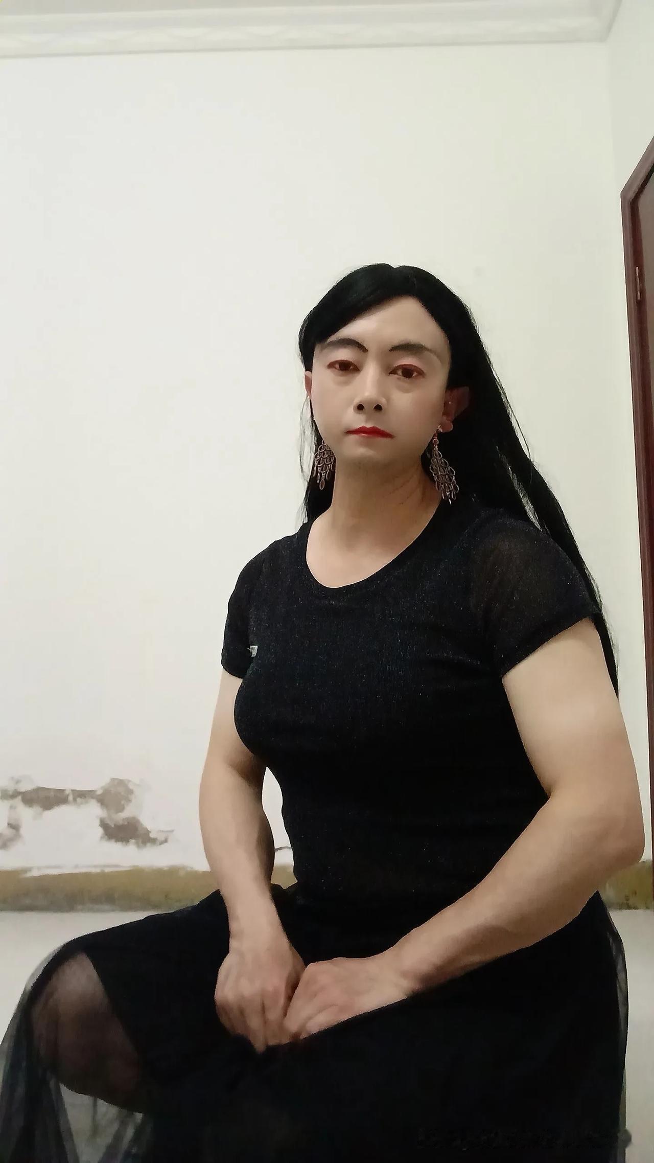 大叔喜欢变装穿女装，这其实是一种很独特的爱好。就像夏天穿上黑色网纱长裙的这位大叔